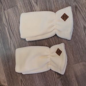 Merkley l made in canada l mittens l cream colour l like new l new condition